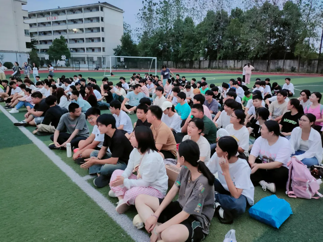 秋風(fēng)送爽，丹桂飄香——咸寧振寧技工學(xué)校全體師生歡聚一堂，參加慶祝教師節(jié)暨迎中秋感恩的心主題活動(dòng)。(圖2)