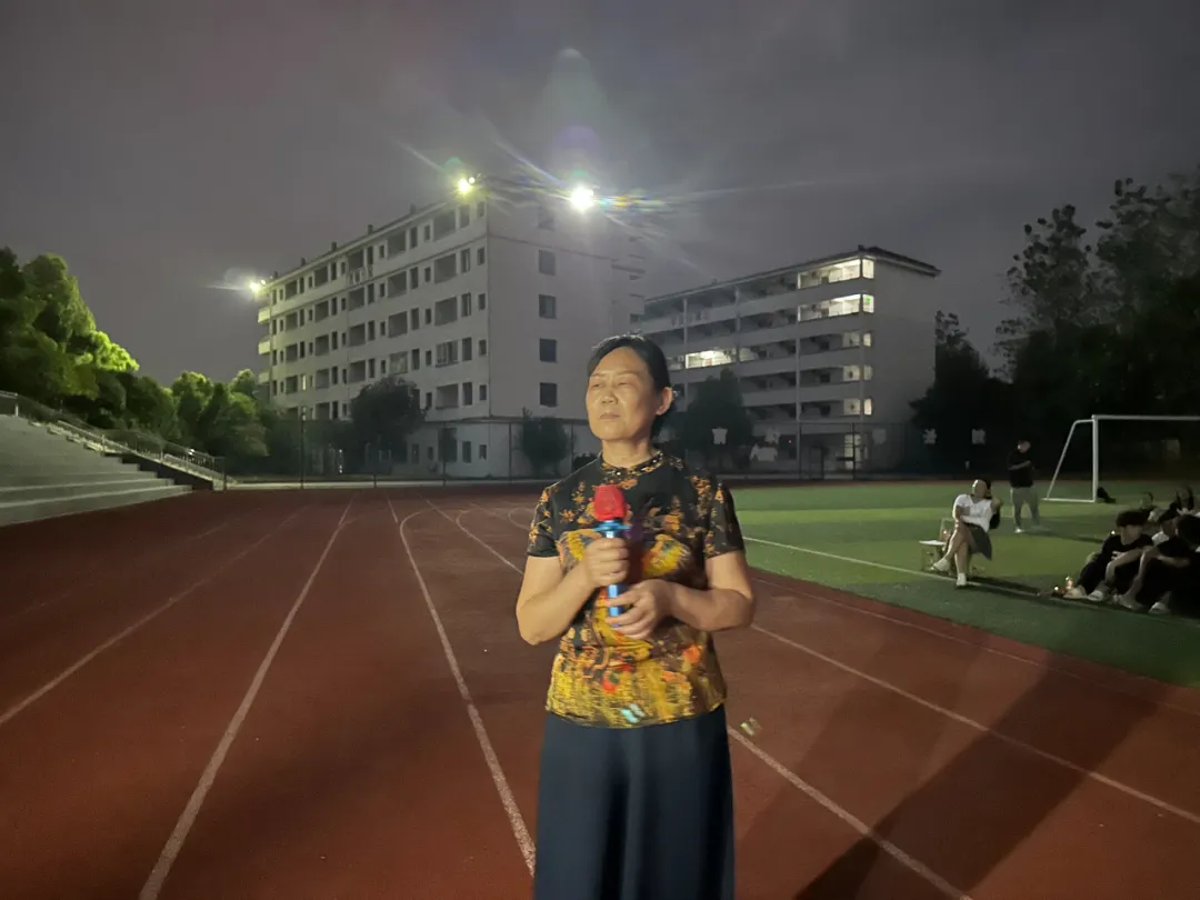秋風(fēng)送爽，丹桂飄香——咸寧振寧技工學(xué)校全體師生歡聚一堂，參加慶祝教師節(jié)暨迎中秋感恩的心主題活動(dòng)。(圖4)