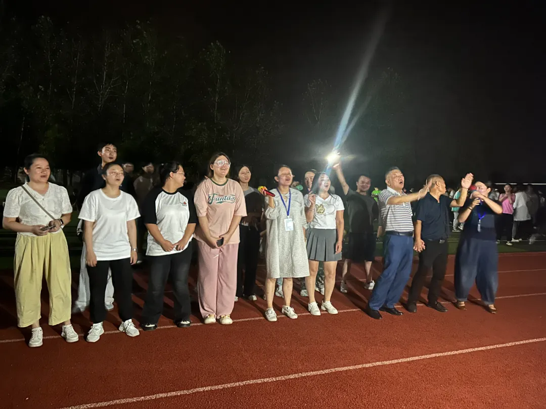 秋風(fēng)送爽，丹桂飄香——咸寧振寧技工學(xué)校全體師生歡聚一堂，參加慶祝教師節(jié)暨迎中秋感恩的心主題活動(dòng)。(圖23)